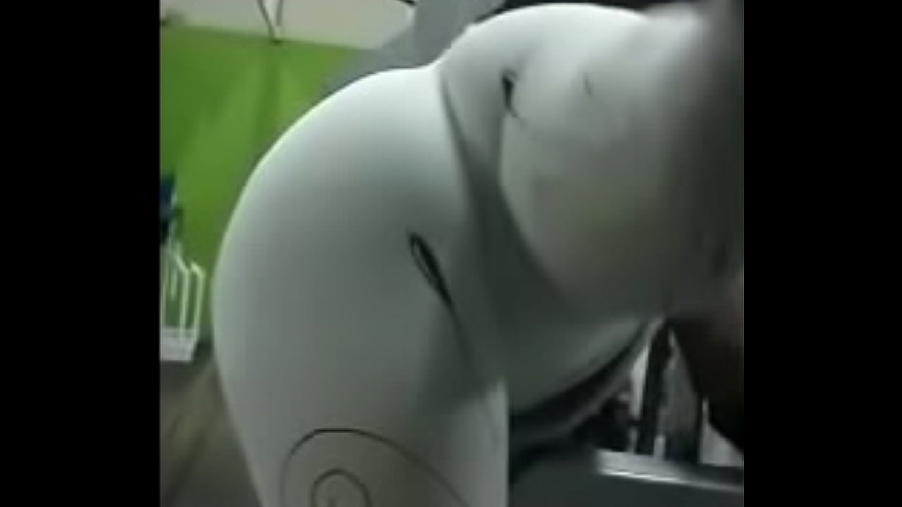 Beautiful Big Ass Girl Bending Over in Gym Candid